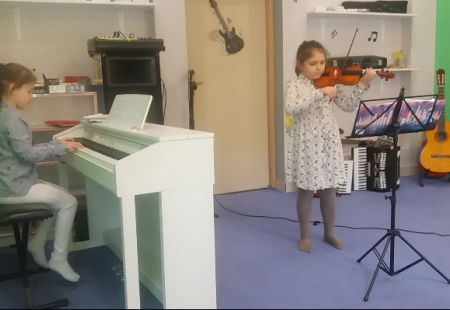 https://storage.bljesak.info/article/322677/450x310/Slika klavira i violine-djeca sviraju.png
